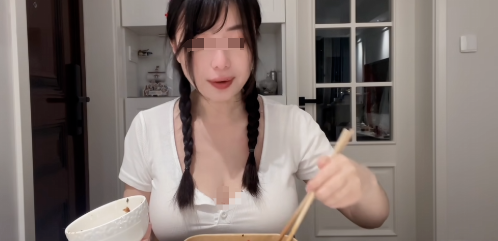 美女主播直播吃饭，用手扒拉领口，因没有控制尺度账号被封禁！