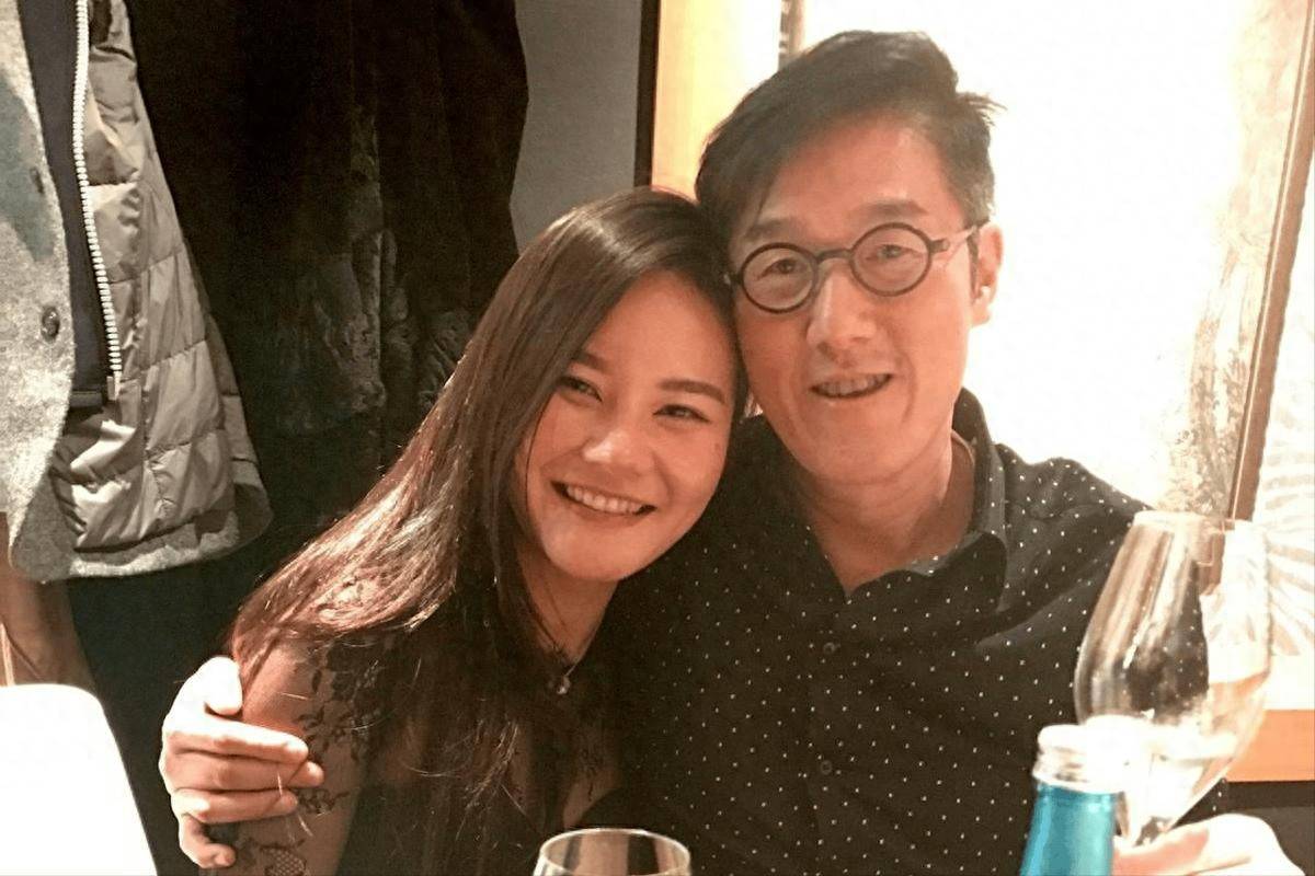 67岁香港富豪出轨小网红5年4胎，原配毫不知情
