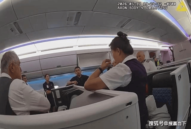 乘客闹机改降!妻怼:国内服务更好