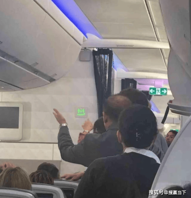 乘客闹机改降!妻怼:国内服务更好