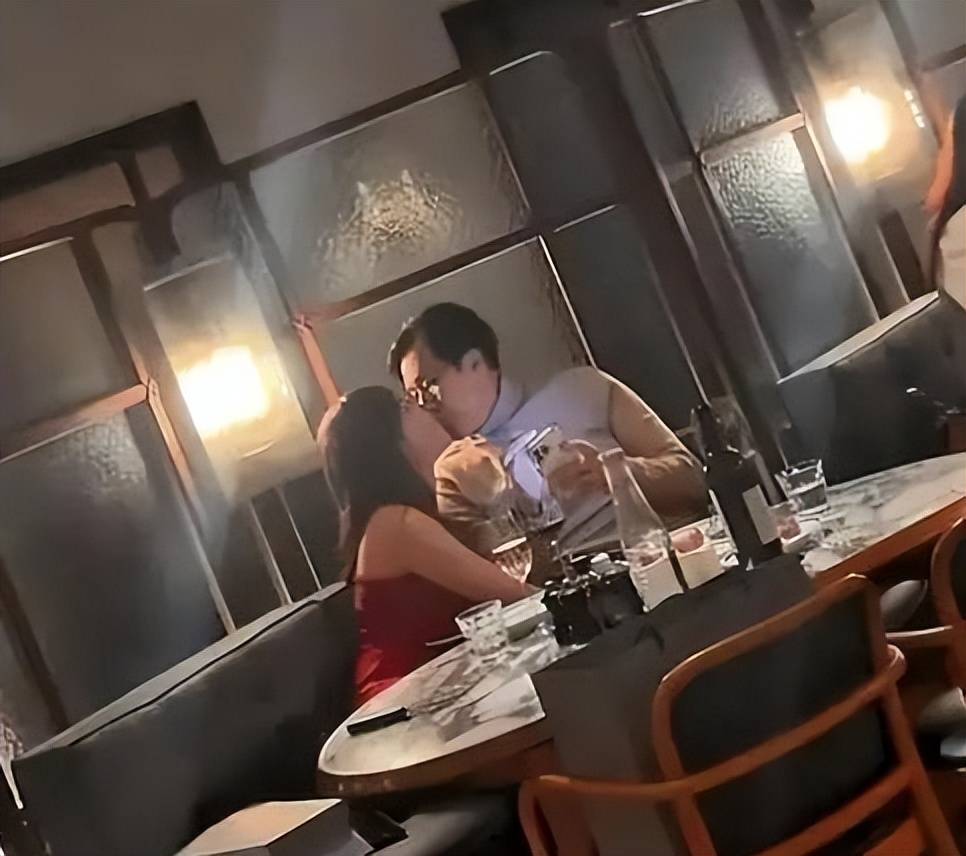 67岁港商婚外情9年 网红5年4胎 原配不知
