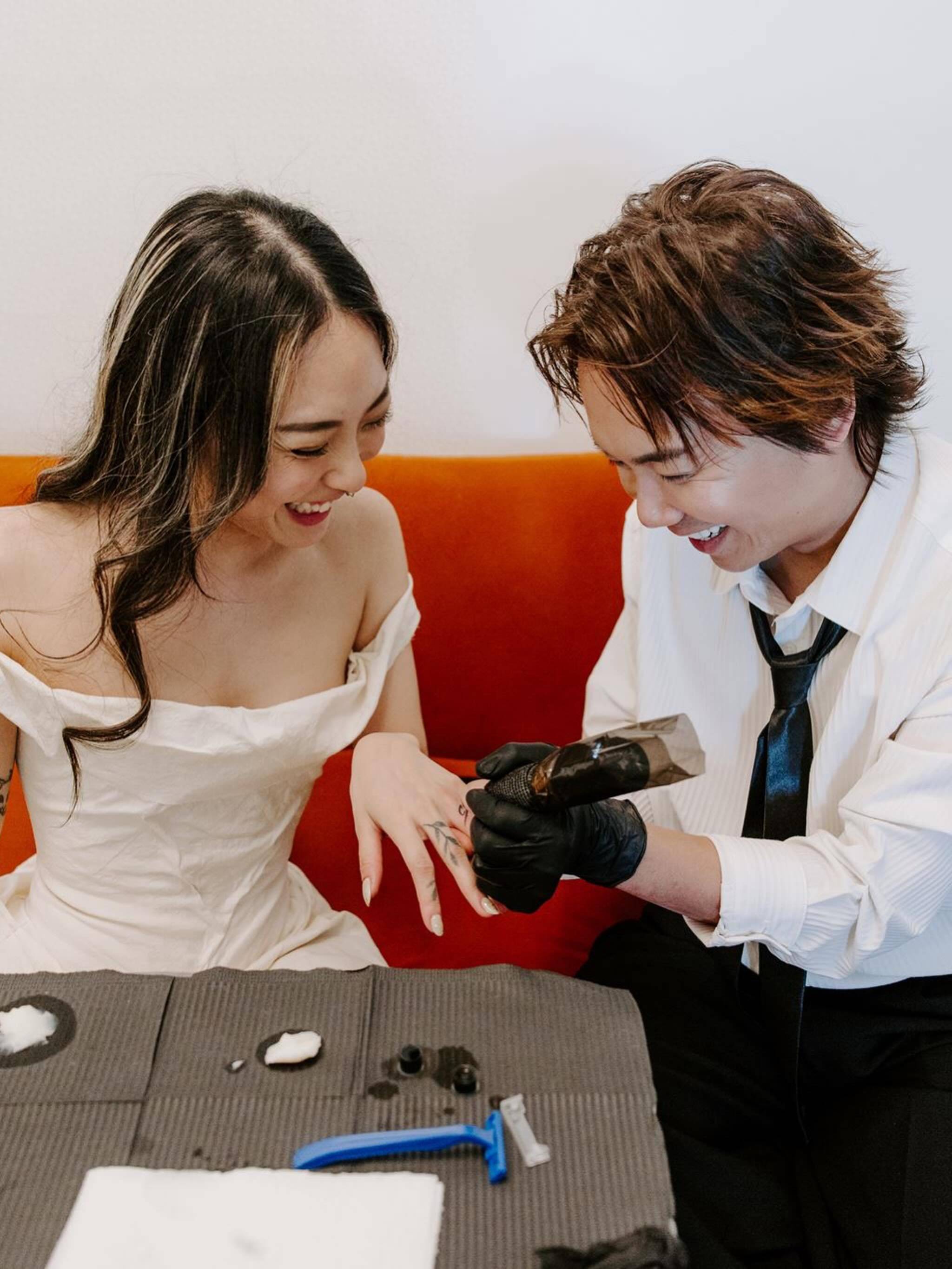 香港男星赵善恒官宣结婚，纹身替代婚戒引热议