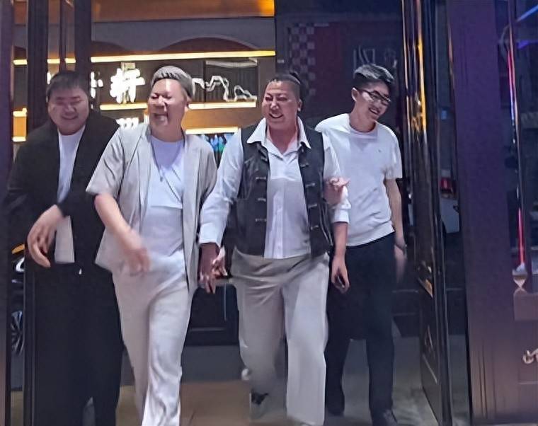 东北雨姐再遭重创：官方出手罚款封号，四明星终解气