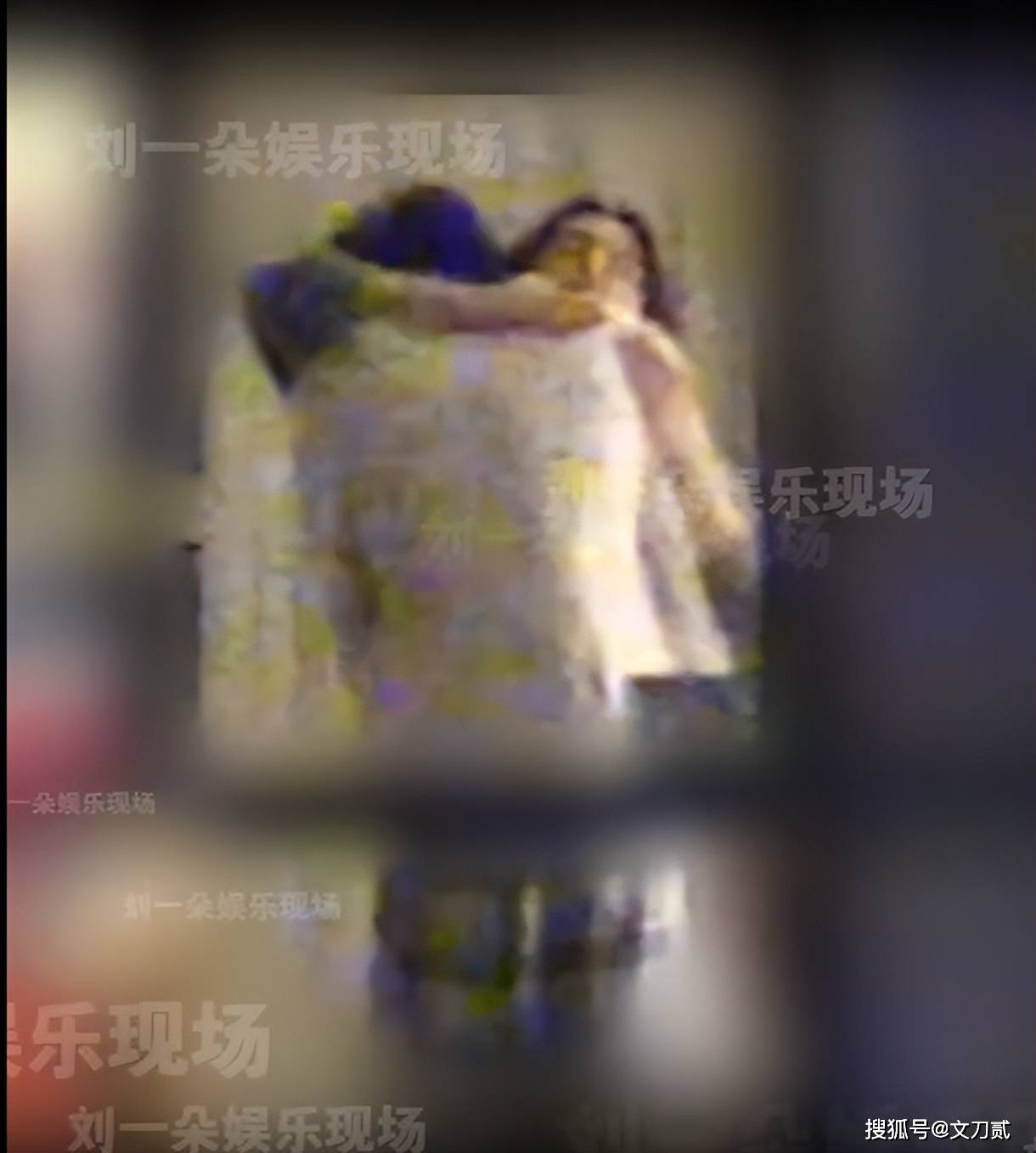周也卧室拥吻男友被拍,身份疑云引热议