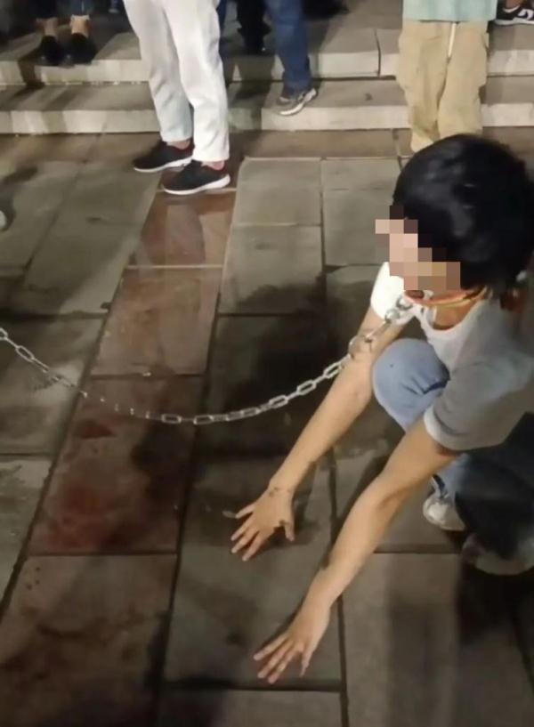 低俗直播遭严惩 山西网红PK“遛狗”被拘