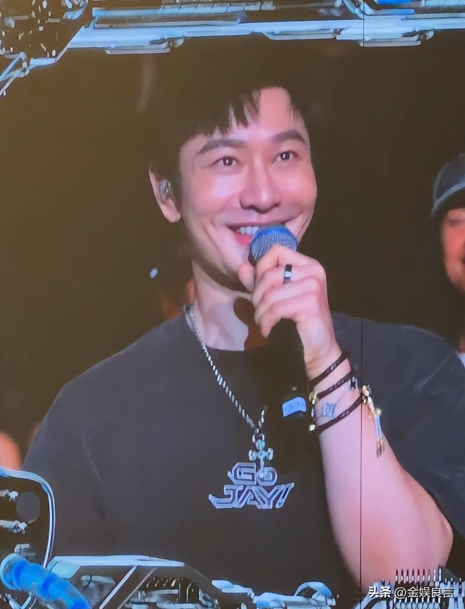 黄晓明夸昆凌温柔完美 网友翻出杨颖往事直呼双标