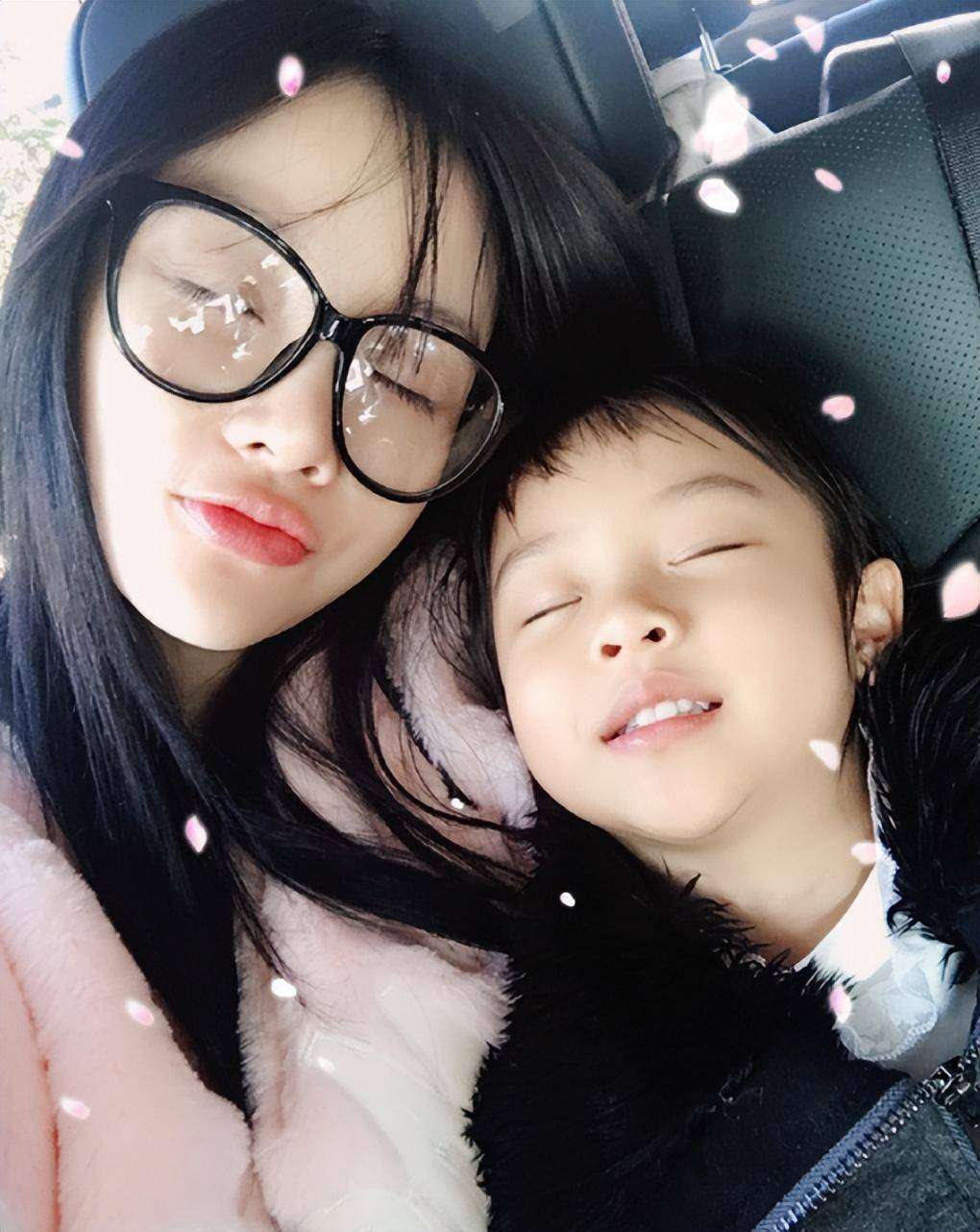 李小璐素颜带娃逛超市近况曝光