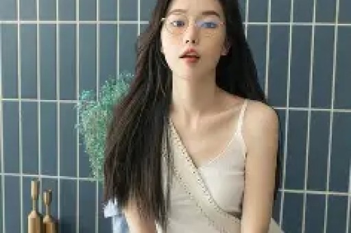网红刘阳出轨羞辱女友阿沁：摸你像摸自己