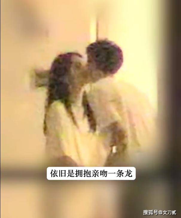 周也卧室拥吻男友被拍,身份疑云引热议