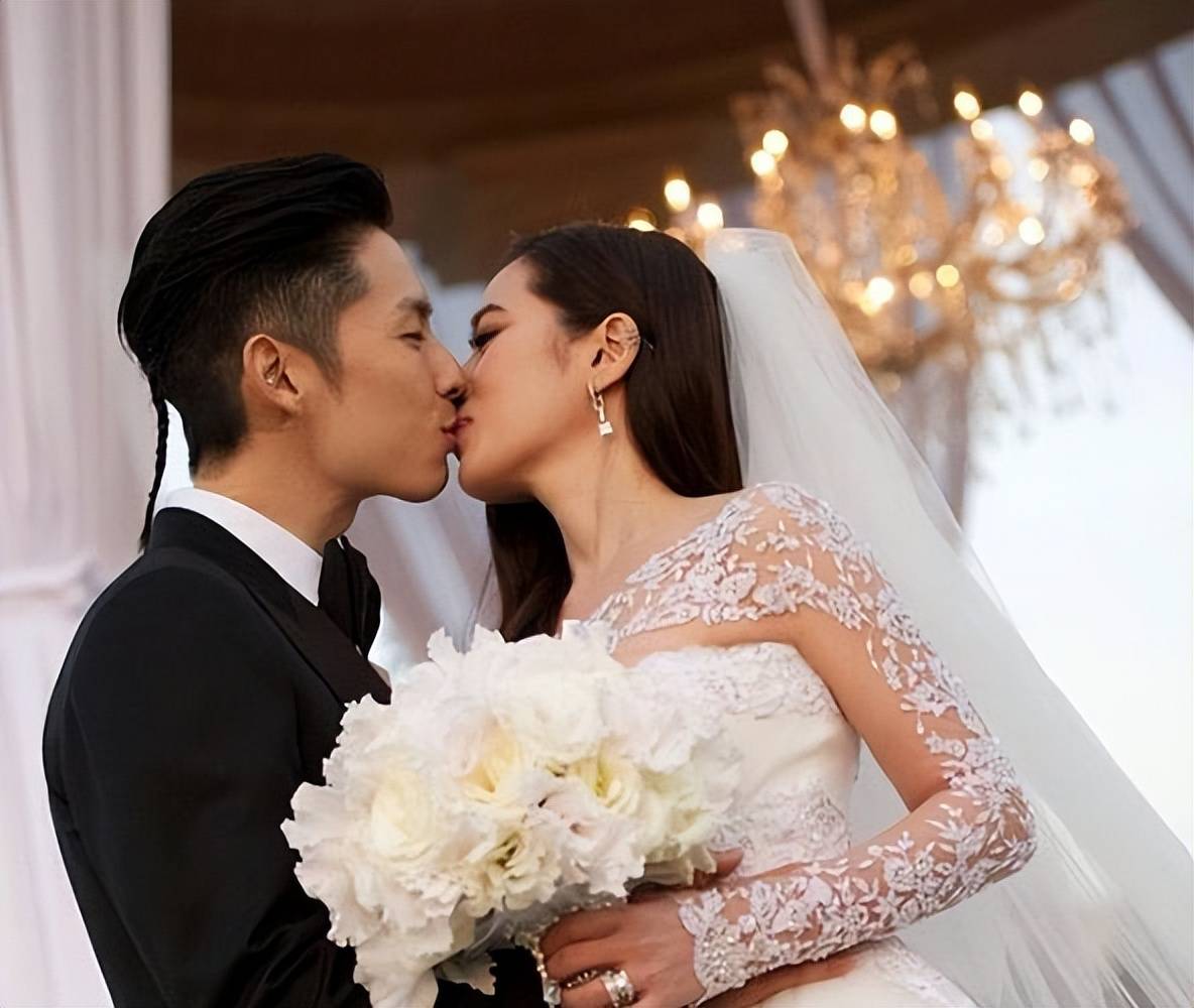 1个月4瓜!二婚、起诉、顶流恋爱脑、韩红道歉