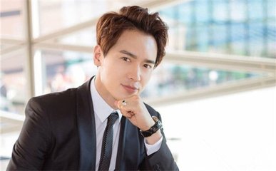 公众人物海外引发关注,与家人分开