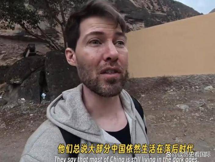 外国网红抹黑中国反被扒底翻车