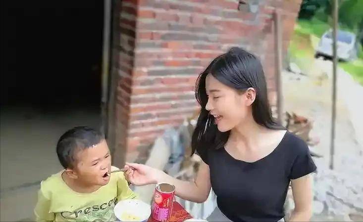 1天4个离谱瓜:国外生子、道歉视频、自曝双胎