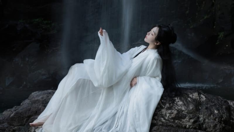 监控拍到妻子与陌生男子在家，她的回应却把所有错推给丈夫