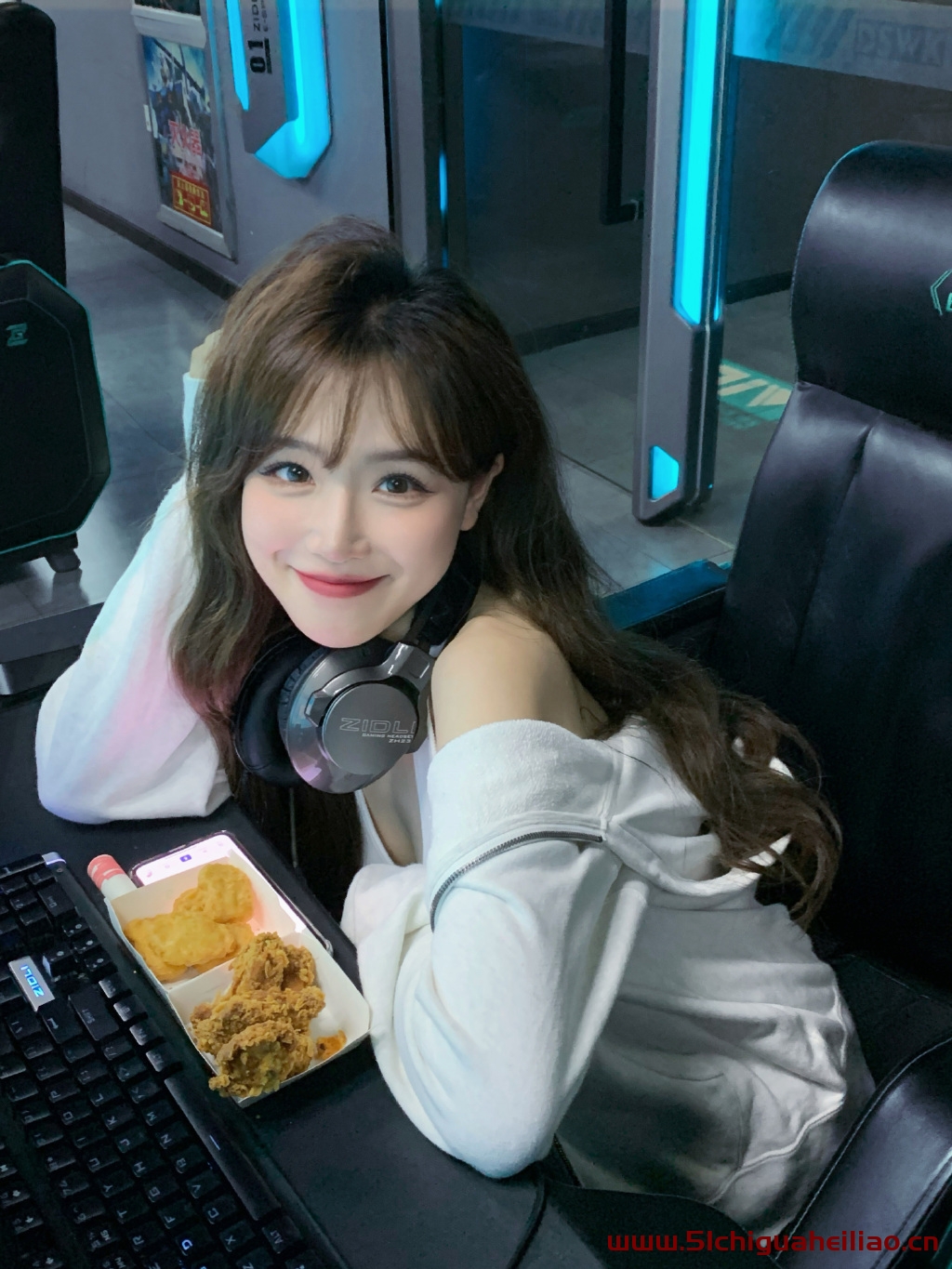 51吃瓜网黑料专区:全网热点深扒不停!