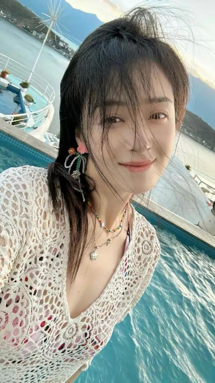 41岁蒋欣惊艳瘦身,巴掌脸搭配长腿魅力无限