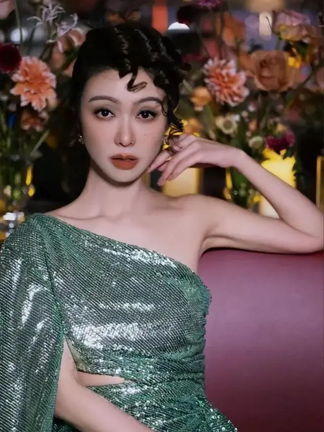 薛凯琪火锅偶遇：红背心展露火辣身材，43岁似少女