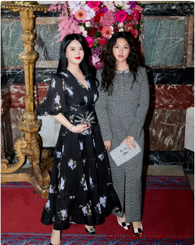 48岁李湘风采依旧,黑色吊带西装显年轻