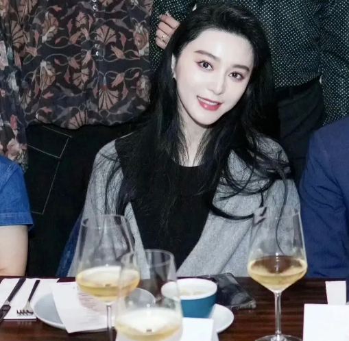 范冰冰东京现身:43岁依旧光彩照人,魅力无限