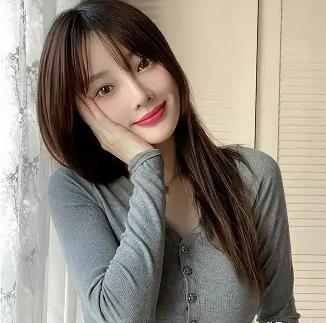 李小璐写真曝光：43岁依旧清纯如蜜桃