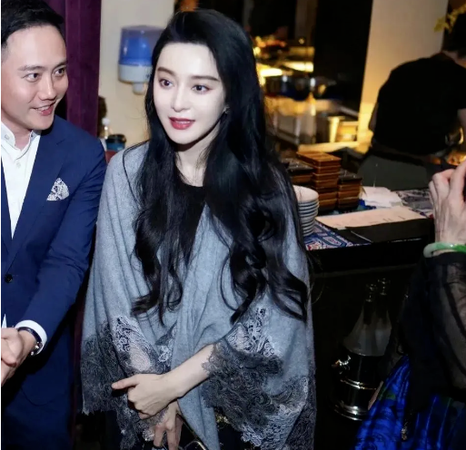 范冰冰东京现身:43岁依旧光彩照人,魅力无限