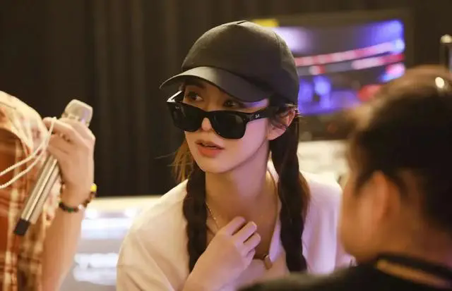 薛凯琪火锅偶遇：红背心展露火辣身材，43岁似少女