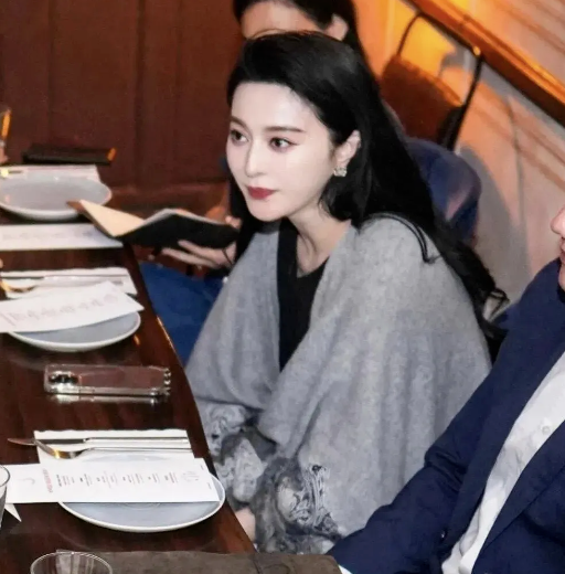 范冰冰东京现身:43岁依旧光彩照人,魅力无限