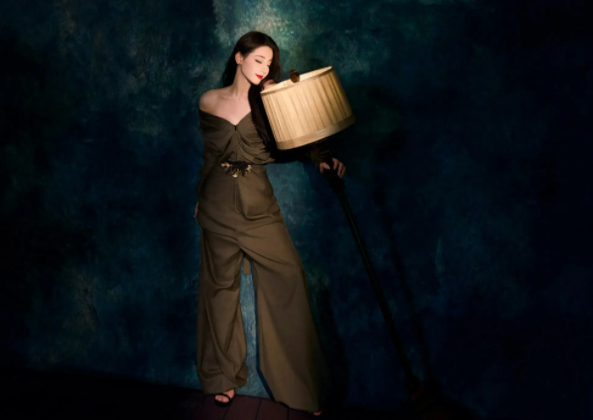 迪丽热巴高定造型引发争议,颜值救场