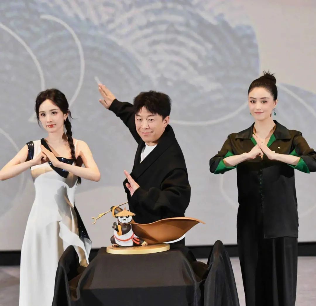 41岁蒋欣惊艳瘦身,巴掌脸搭配长腿魅力无限