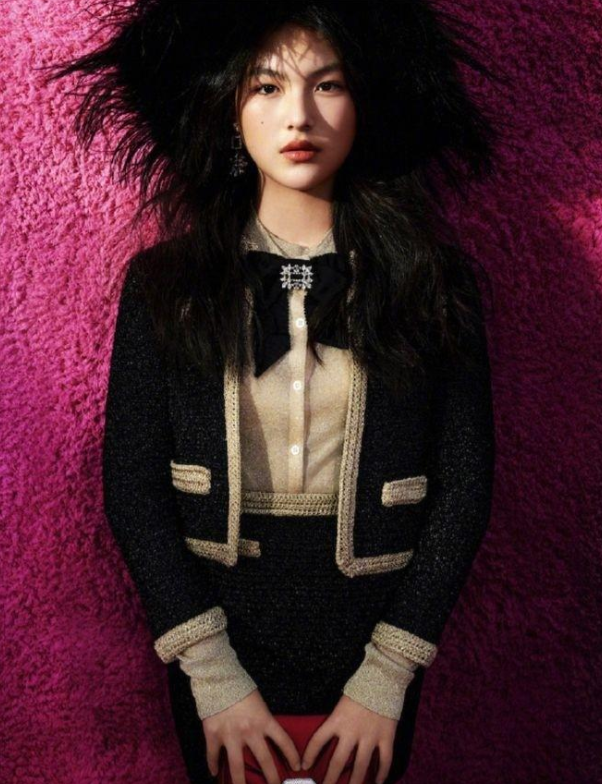 48岁李湘风采依旧，黑色吊带西装显年轻