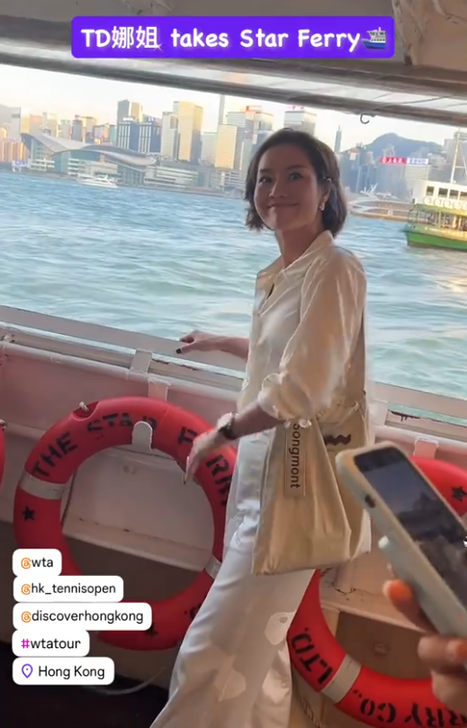 李娜退役后风采依旧，V领衬衫彰显女神气质