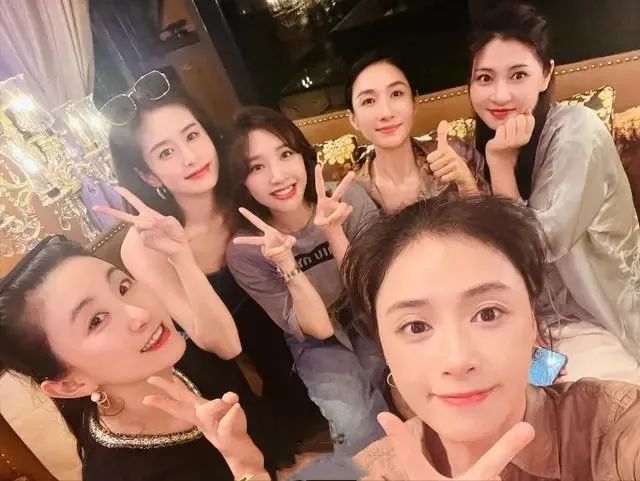 41岁蒋欣惊艳瘦身,巴掌脸搭配长腿魅力无限