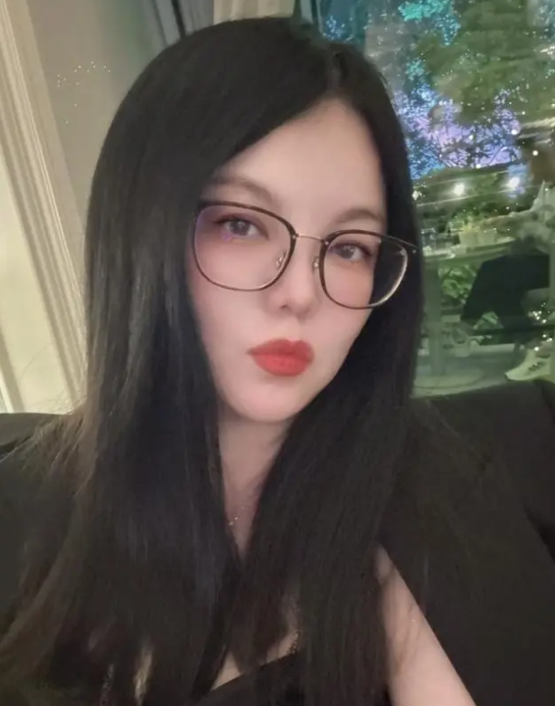 48岁李湘风采依旧，黑色吊带西装显年轻