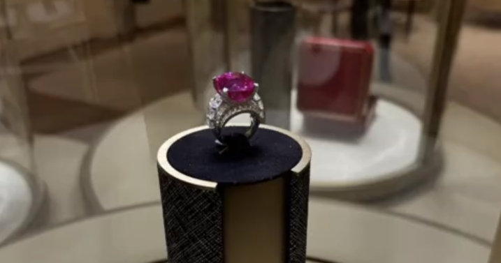 48岁李湘风采依旧,黑色吊带西装显年轻