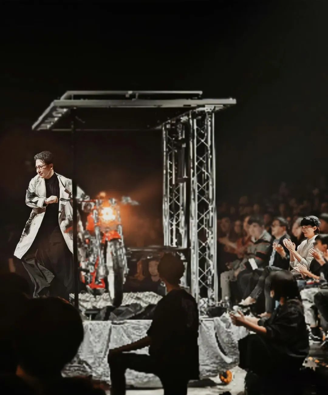 董卿与子亮相刘谦演出,母子风采惊艳全场