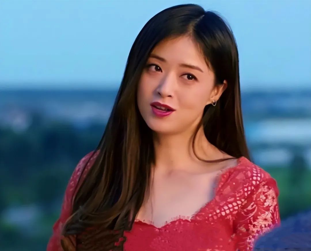 41岁蒋欣惊艳瘦身,巴掌脸搭配长腿魅力无限