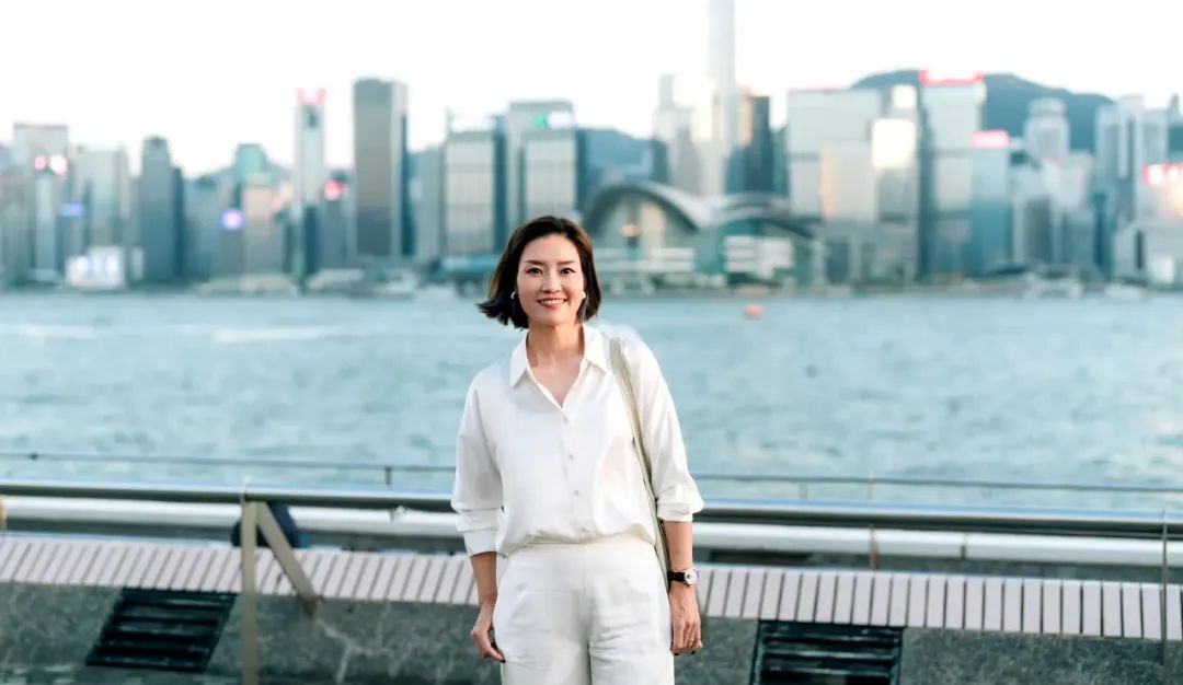 李娜退役后风采依旧，V领衬衫彰显女神气质