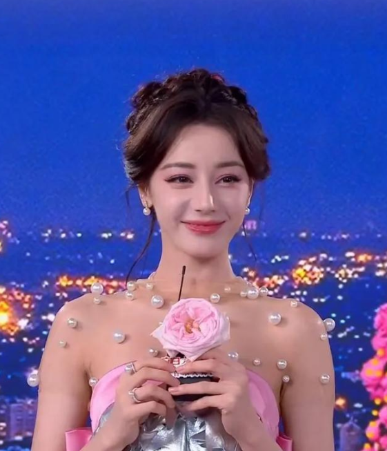 迪丽热巴高定造型引发争议，颜值救场