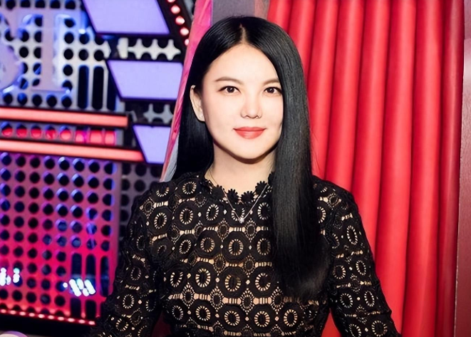 48岁李湘风采依旧，黑色吊带西装显年轻