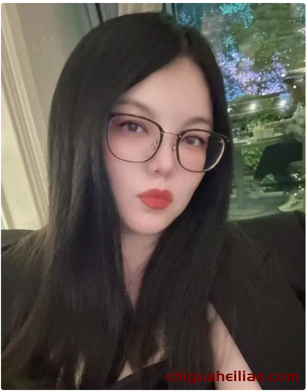 48岁李湘风采依旧,黑色吊带西装显年轻