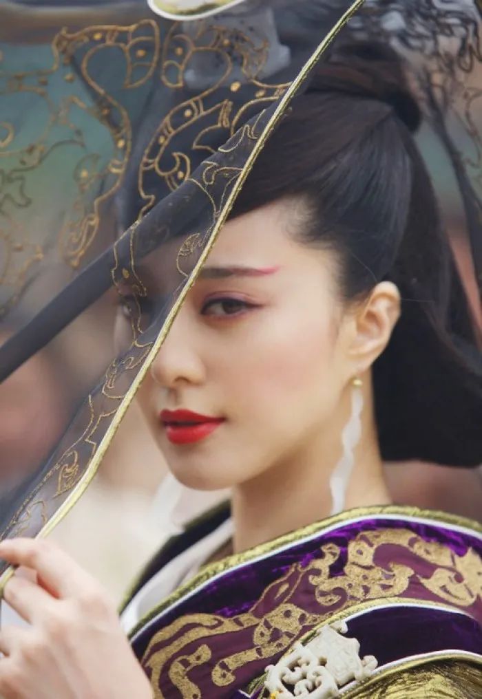 范冰冰东京现身:43岁依旧光彩照人,魅力无限