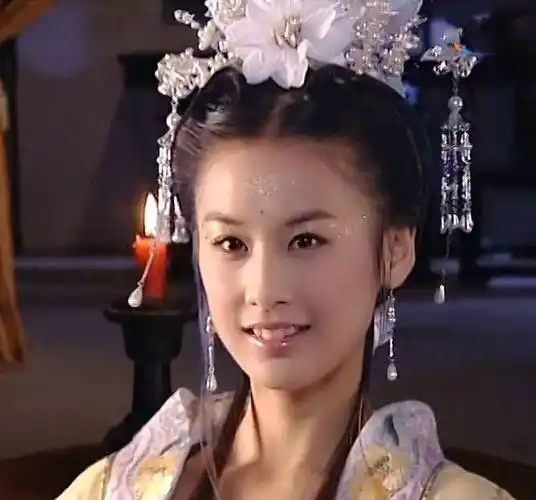 黄圣依青涩旧照曝光,清纯美貌惊艳时光