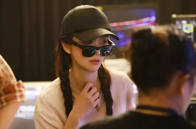 薛凯琪火锅偶遇：红背心展露火辣身材，43岁似少女