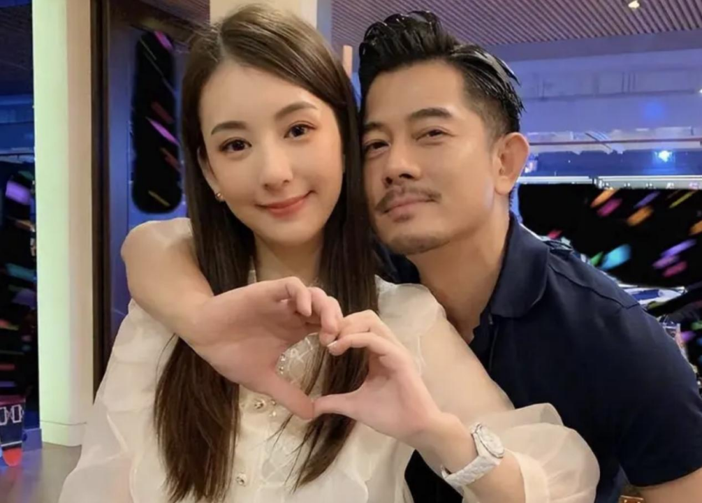 郭富城59岁庆生照:方媛两万裙装显两百万风采