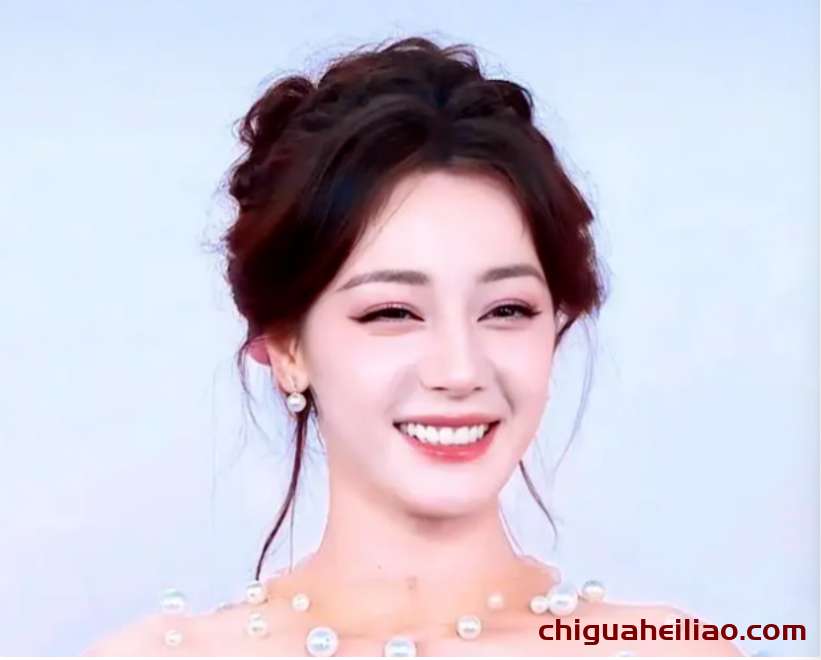 迪丽热巴高定造型引发争议,颜值救场