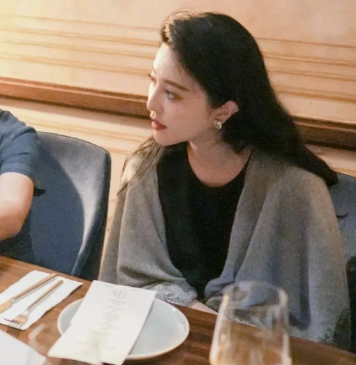 范冰冰东京现身:43岁依旧光彩照人,魅力无限