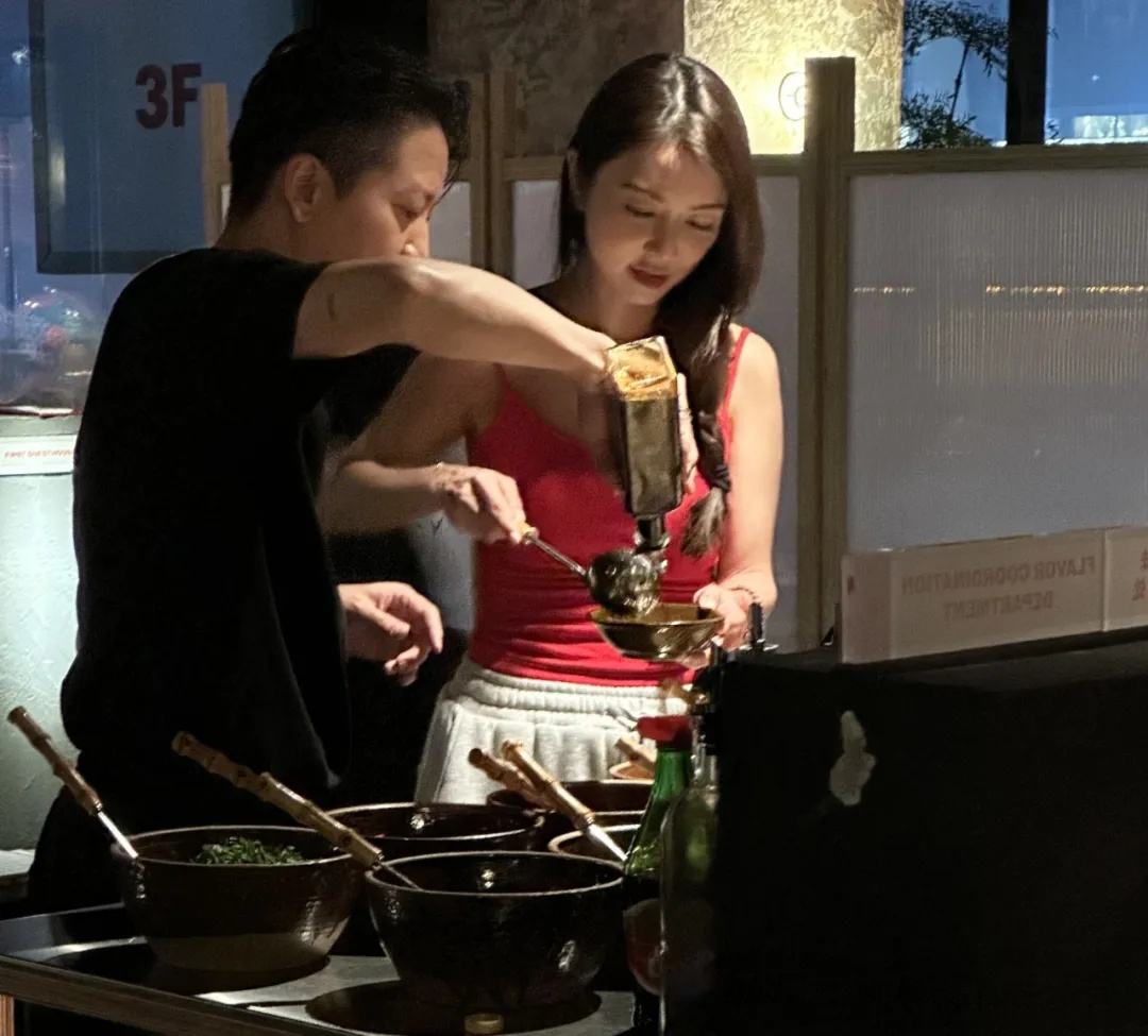 薛凯琪火锅偶遇：红背心展露火辣身材，43岁似少女