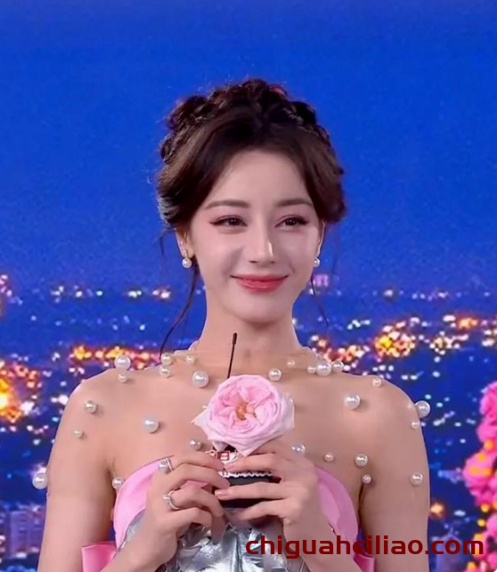 迪丽热巴高定造型引发争议，颜值救场