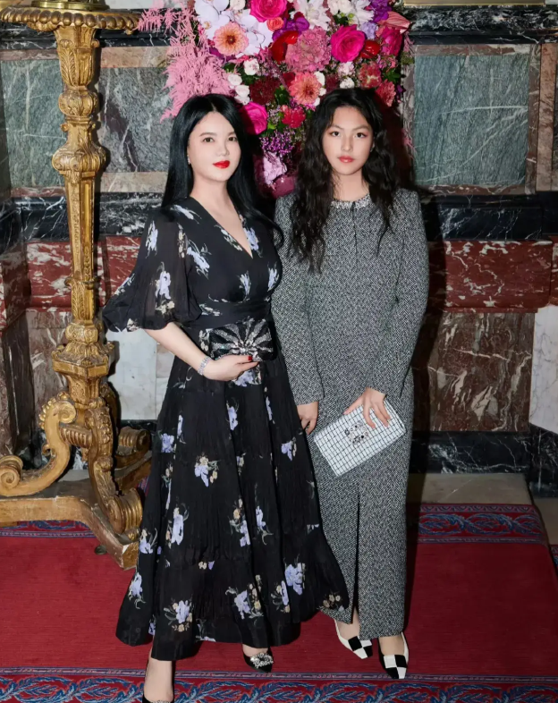 48岁李湘风采依旧,黑色吊带西装显年轻