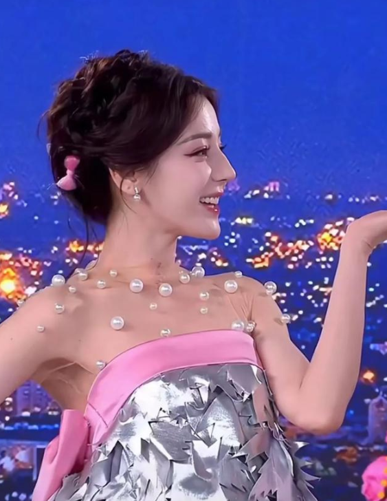 迪丽热巴高定造型引发争议，颜值救场